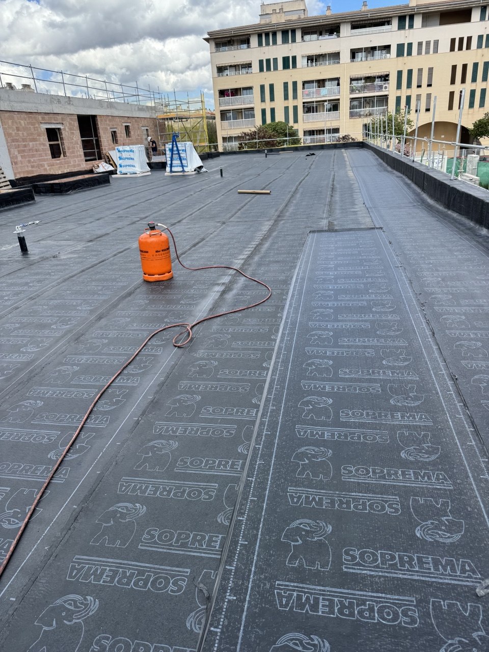 Tejado industrial con membrana Soprema - antes
