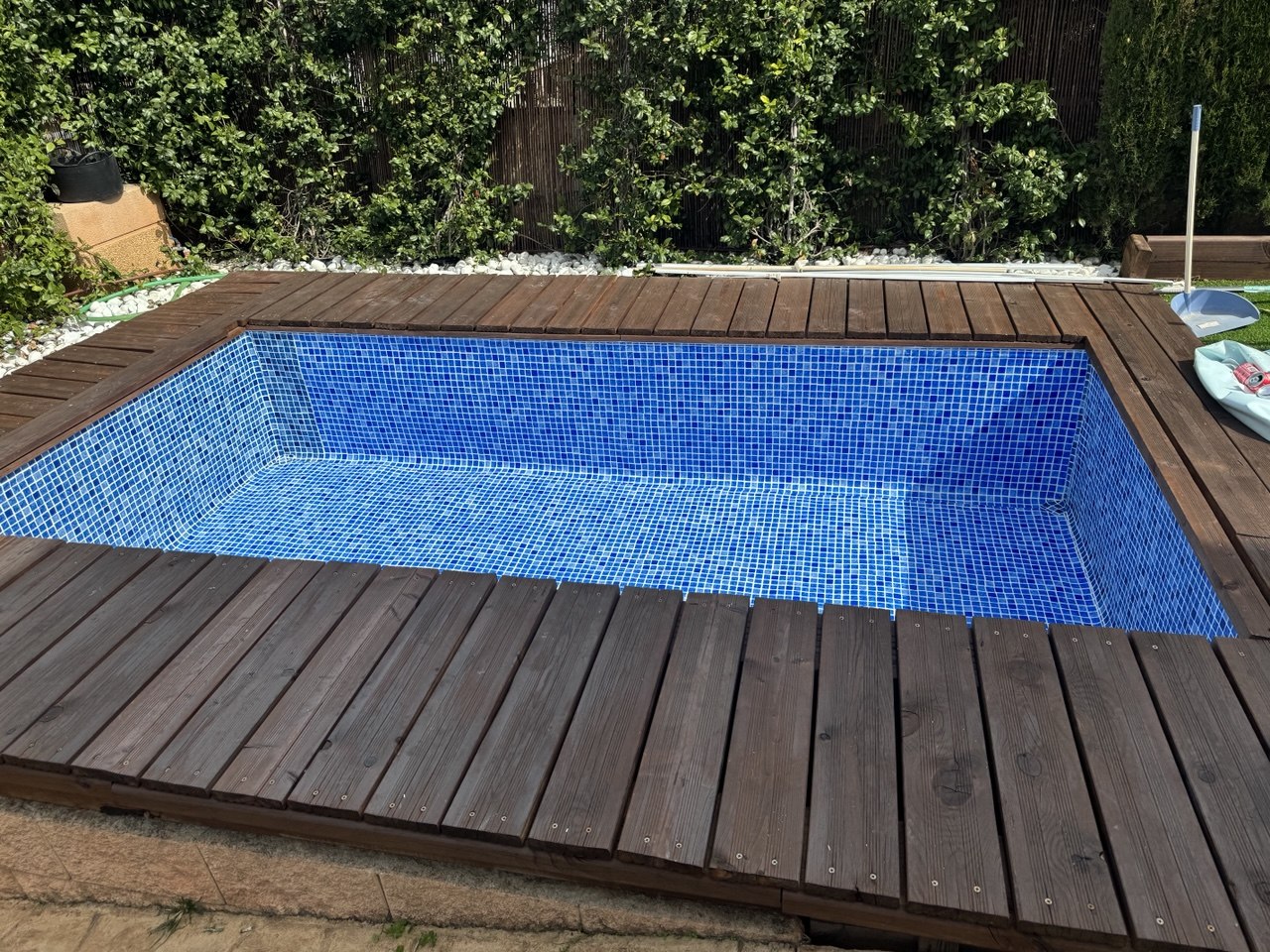 Piscina terminada con azulejos azules