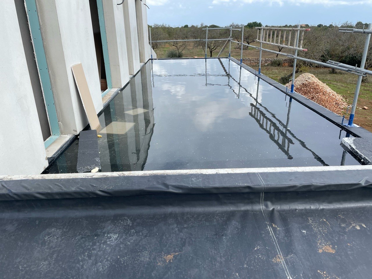 Terraza de hotel con impermeabilización líquida - antes